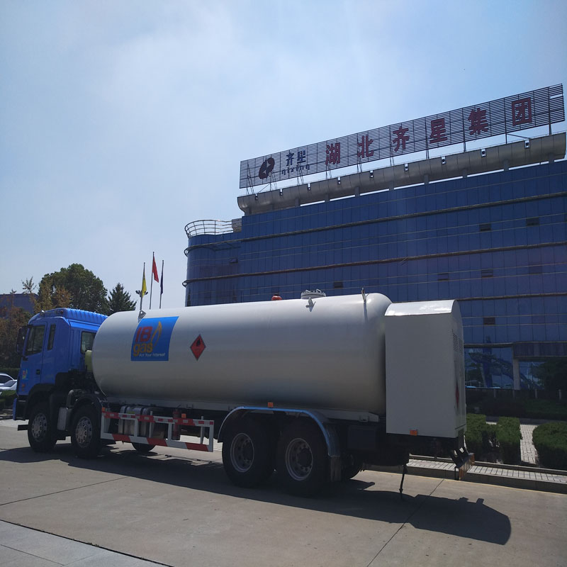 液化氣加氣車(chē)半掛帶泵電機(jī)液化氣槽罐車(chē)圖片