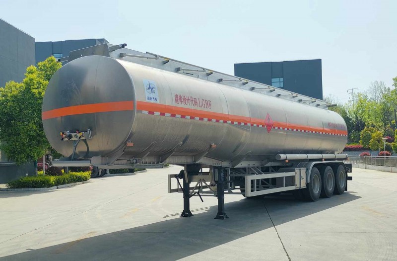 QXC9401GYY型鋁合金運(yùn)油半掛車(chē)