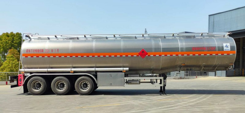 QXC9401GYY型鋁合金運油半掛車圖片